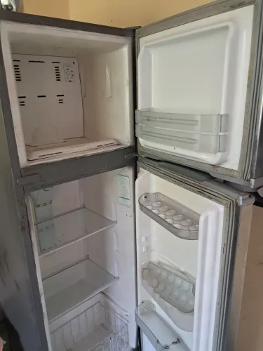 Vendo geladeira fost free com pequeno defeito