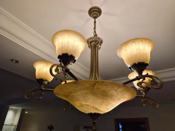 Lustre de bronze com alabastro