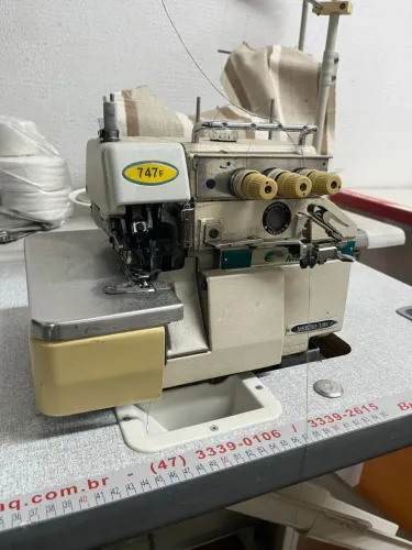 Máquina costura Industrial Overlock mecânica em excelente estado 