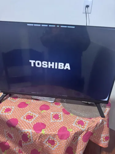  TV Smart 32" com Defeito na Tela - Para Retirada de Peças / Técnico