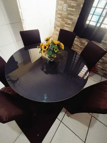 Mesa de vidro com madeira e 6 cadeiras