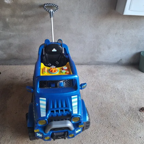 Carrinho infantil de passeio com pedal policia