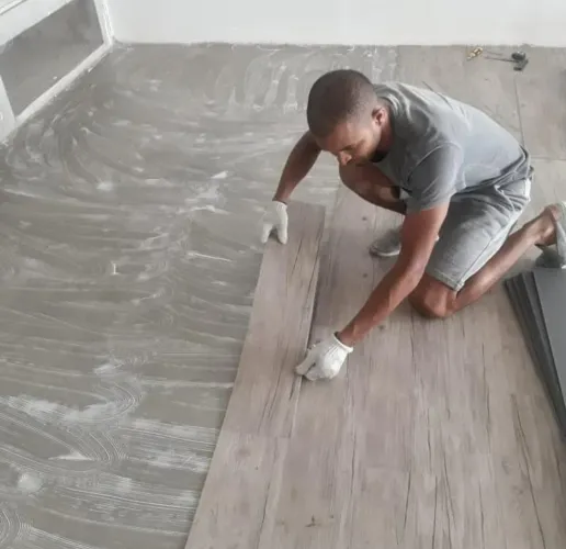Colocação de piso vinílico e rodapé. 