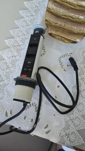 Torre de tomada com entrada usb retrátil