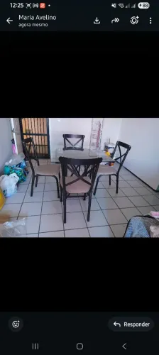 Mesa sala ja tarde 4 cadeiras.