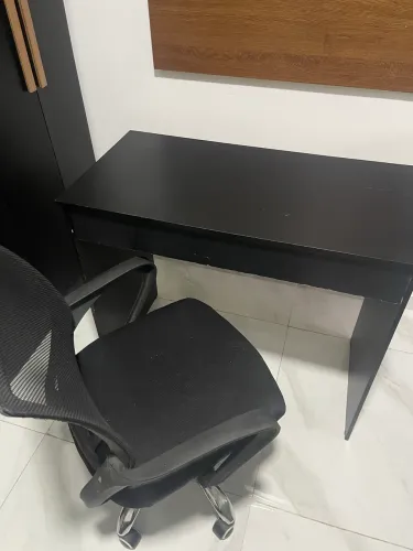 Kit Home Office - Escrivaninha Preta com Gaveta + Cadeira Giratória Mesh"
