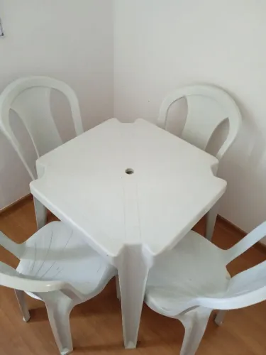 Mesa de plástico com 4 cadeiras