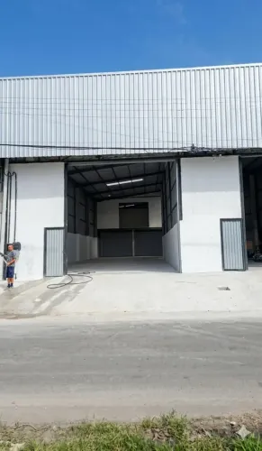 GALPÃO P/ LOCAÇÃO  MEDINDO  300 m2 P/ LOCAÇÃO EM VIA PRINCIPAL DE FRENTE AV, DAS TORRES!