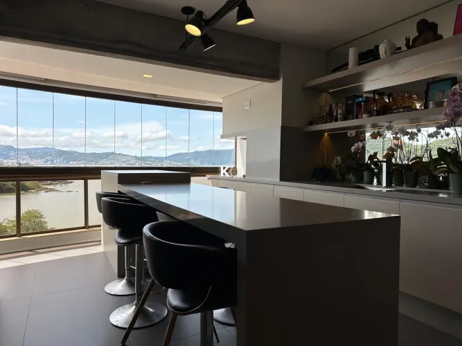 Apartamento à venda no bairro Coqueiros em Florianópolis