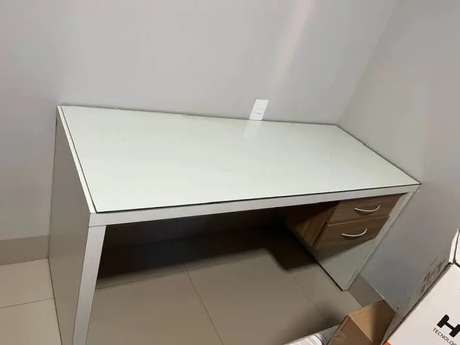 Vendo 2 escrivaninha em estado de novo pra desocupar lugar 1000 reais cada