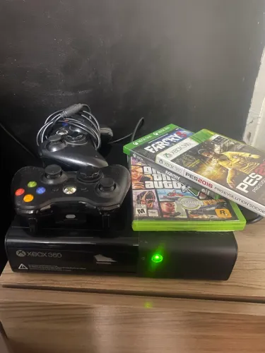 Xbox 360 com controle e jogos