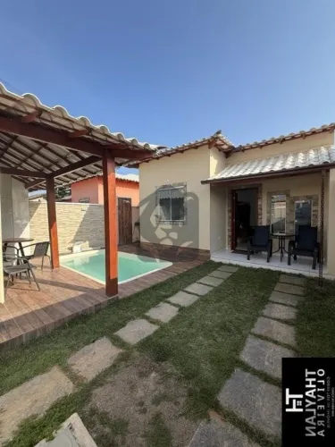 More a poucos passos da praia em uma charmosa casa de condomínio, perfeita para quem busca