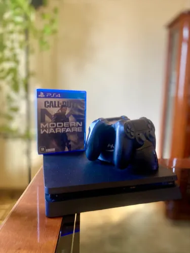 PLAYSTATION 4 500GB + 2 CONTROLES + CARREGADOR + JOGO