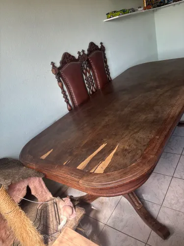 Mesa de madeira com 8 cadeiras