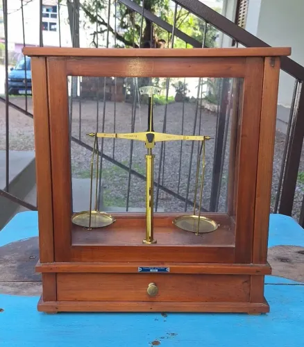 ANTIGA BALANÇA DE PRECISÃO PARA FARMÁCIA/OURIVES MARCA RECORD, ANTIGUIDADE, RELÍQUIA.