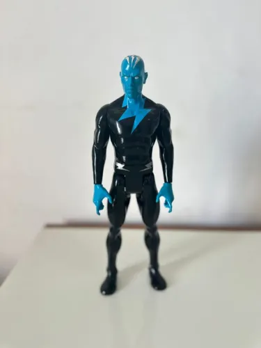 Boneco Electro Marvel 30 cm