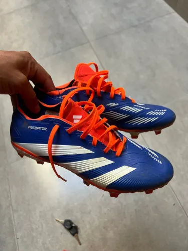Chuteira adidas predatória