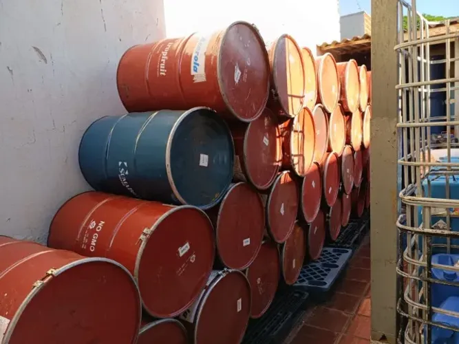 Tambor de lata 200 litros boca larga tampa removível 