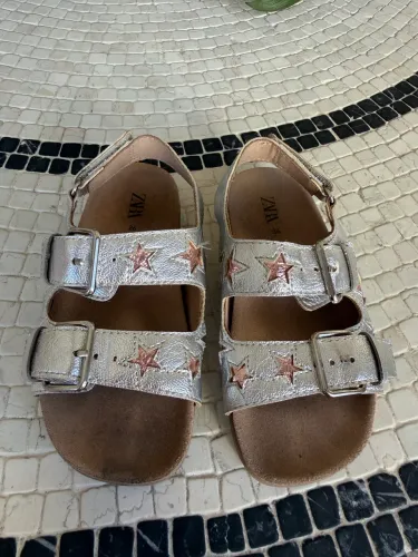 Sandália infantil prata com estrela em cobre
