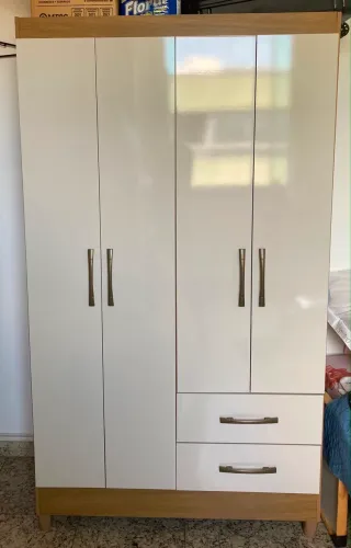 Vendo guarda- roupa 4 portas e 2 gavetas