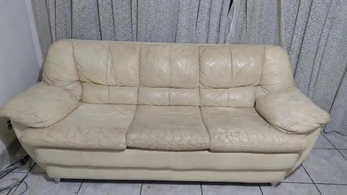 Sofá COURO 3 lugares 