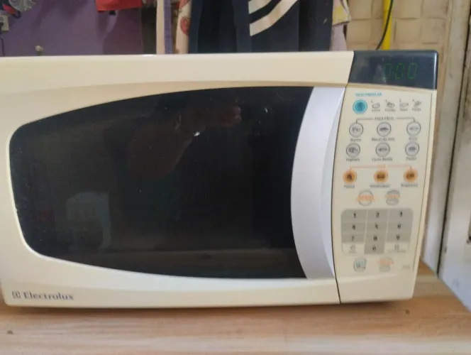 Vendo microondas Eletrolux usado funcionando