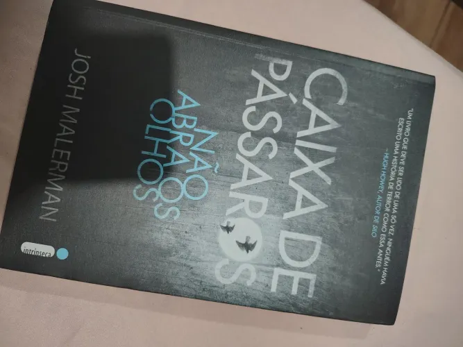Livro "Caixa de Pássaros " 