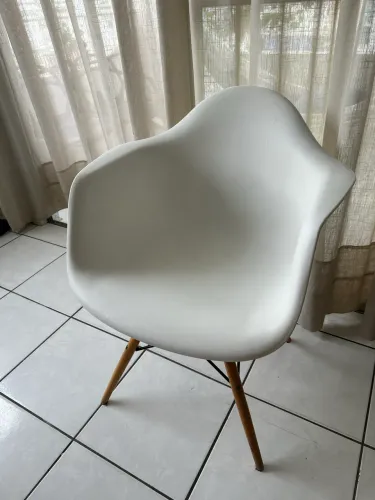 Cadeira Charles Eames com braço