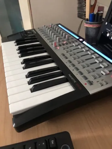 Controladora midi Novation Remote 25