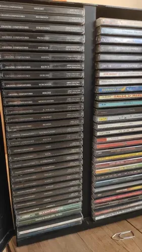 Vendo coleção particular mais de 300 CDs e DVDs