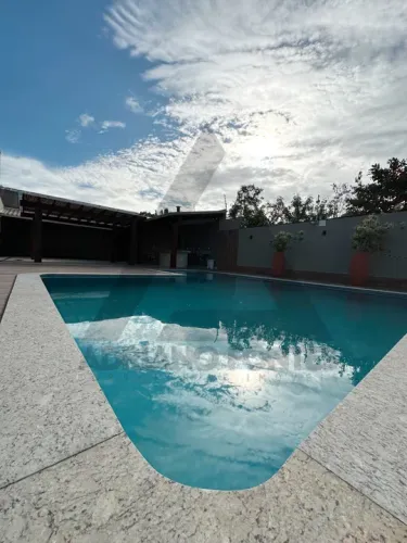 Casa de condomínio moderna com 4 quartos e piscina