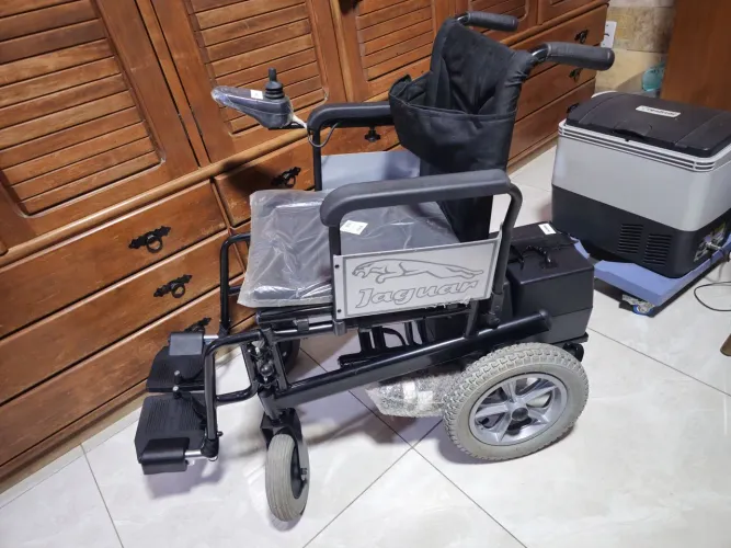 Cadeira motorizada Jaguar dobrável, nunca foi usada! Bateria zero!