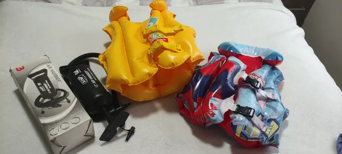 1 Colete salva-vidas Fisher-Price e 1 colete salva-vidas homem aranha+ Bomba de ar