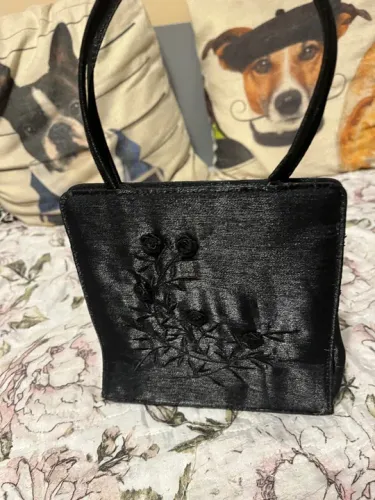 Bolsa de mão preta com bordado floral