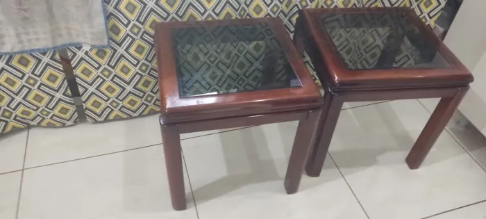  Mesa de Centro em Madeira com Tampo de Vidro