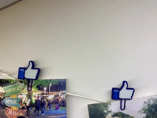 Varal de Fotos com prendedores de Like das Redes Sociais
