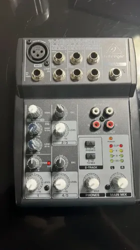 MESA DE SOM BEHRINGER XENYX 502 COM 5 CANAIS 