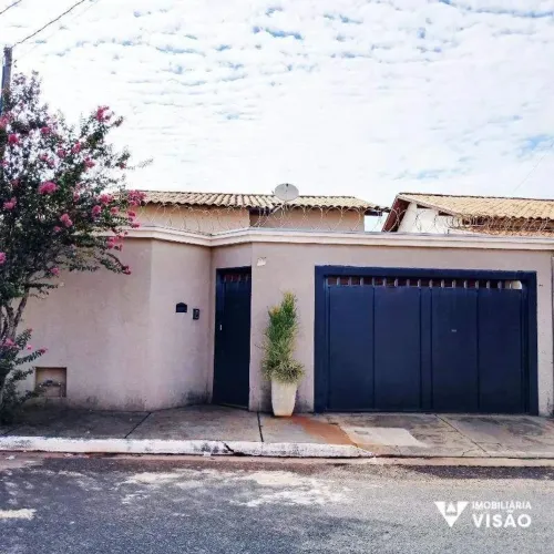 CASA À VENDA EM FRUTAL/MG COM 03 QUARTOS E GARAGEM COM 03 VAGAS