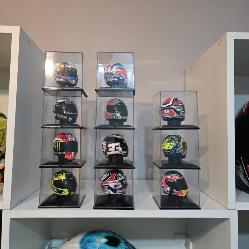 Coleção Mini Capacetes MOTO GP + Revistas.