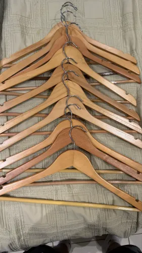 Kit com 20 cabides de madeira