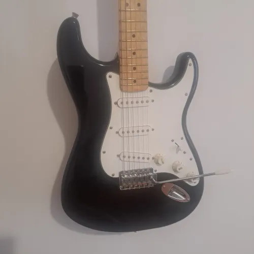Guitarra Fender Squier Strato 