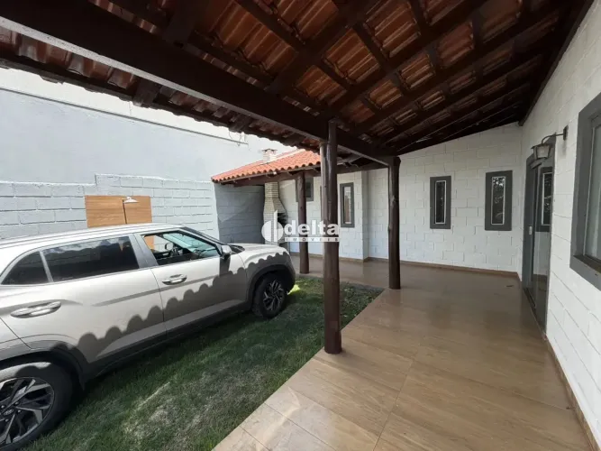 Casa residencial com 3 quartos sendo 1 suíte disponível para locação no bairro City Uberlâ