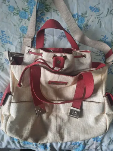 Bolsa de Ombro Bege com Detalhes Vermelhos