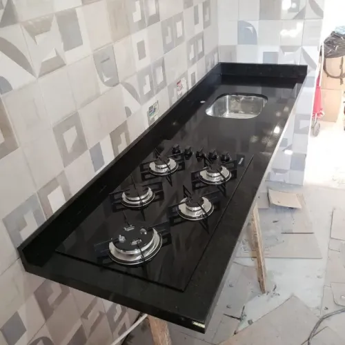 Pias planejadas com espaço para cooktop - marmoraria