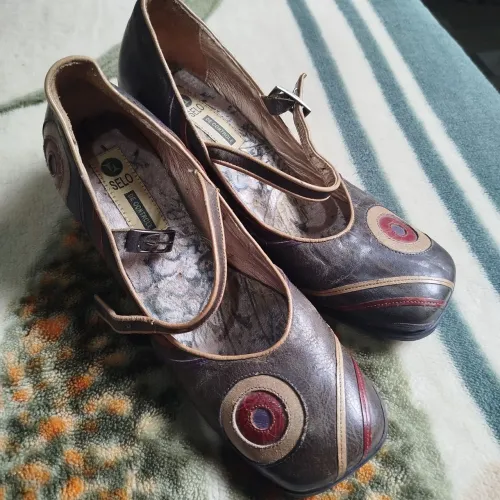 Sapato de boneca em couro legítimo Selo, antigo peça de coleção, vintage 