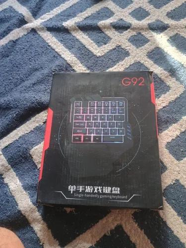 Teclado semi mecânico de uma mão com RGB.