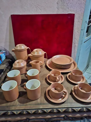 Conjunto de jantar e café, na cor OCRE.