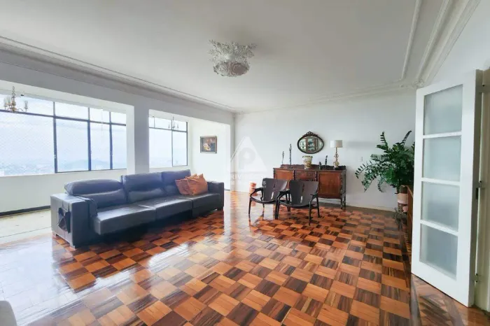 Apartamento de 6 quartos, hall privativo (1 por andar), vista linda para a baía de Guanaba