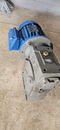 Motoredutor WEG 0,75kW (1CV) com Redutor - Funcionando