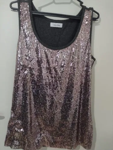 Camiseta cavada, Calvin Klein, com frente em lantejoulas, usada